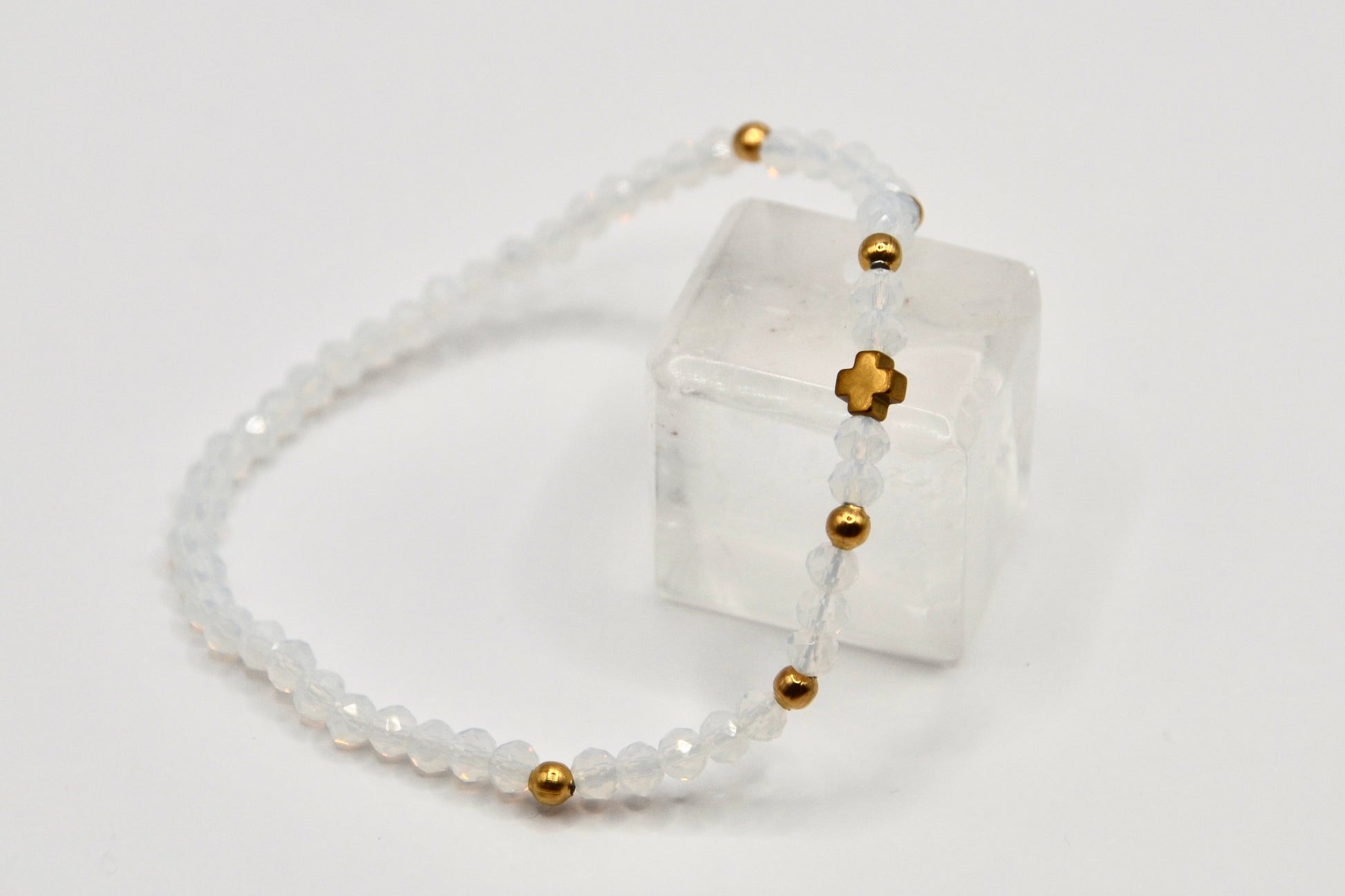 Perlenarmband goldenes Kreuz Glasperlen geschliffen | useful Beauty - useful Beauty 