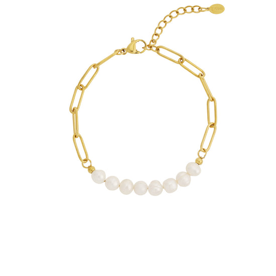 Goldenes Edelstahl Armband mit großen Kettengliedern und aneinander gereihten weißen Süßwasserperlen.