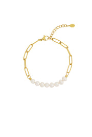 Goldenes Edelstahl Armband mit großen Kettengliedern und aneinander gereihten weißen Süßwasserperlen.
