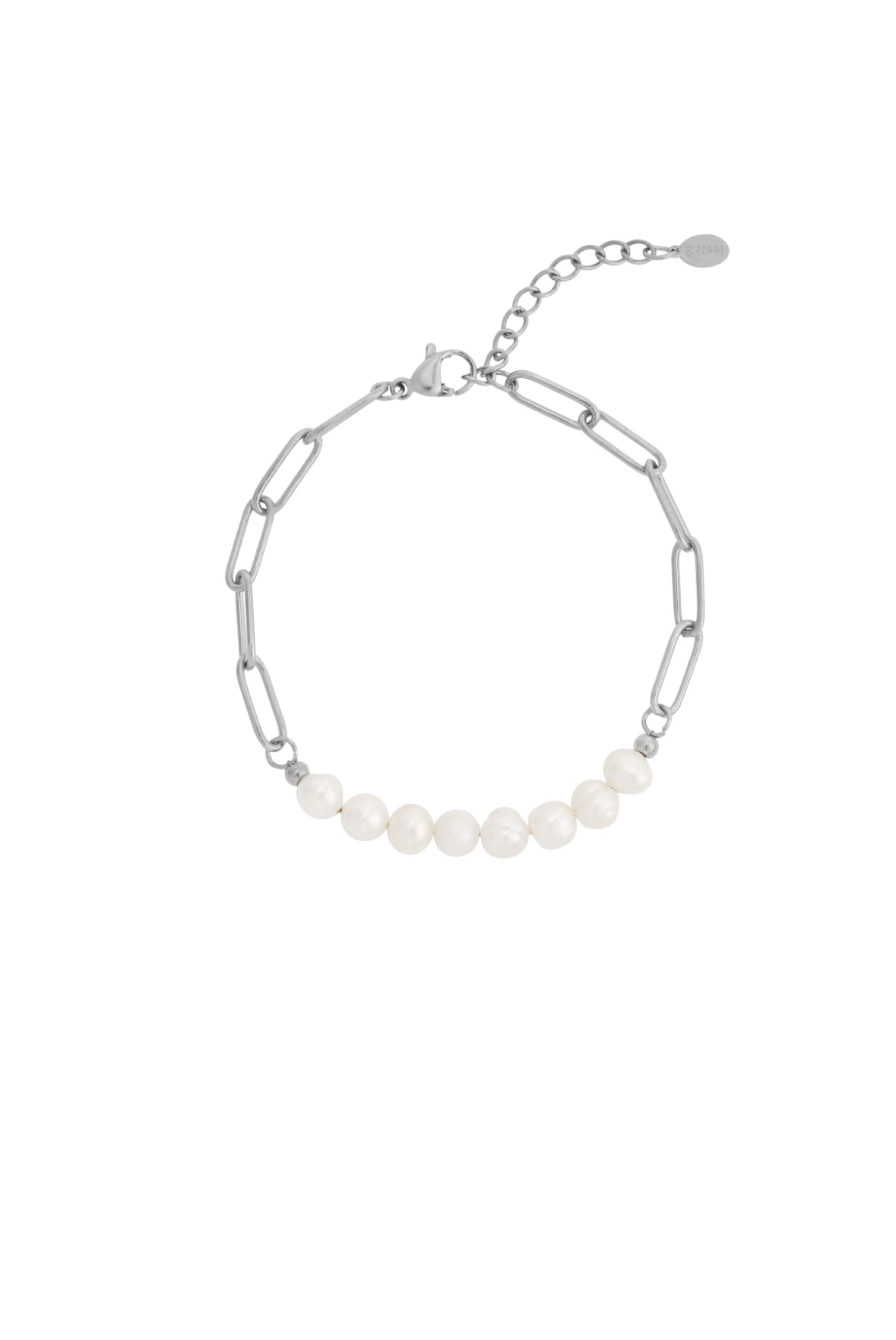 Silbernes Edelstahl Armband mit großen Kettengliedern und aneinander gereihten weißen Süßwasserperlen.