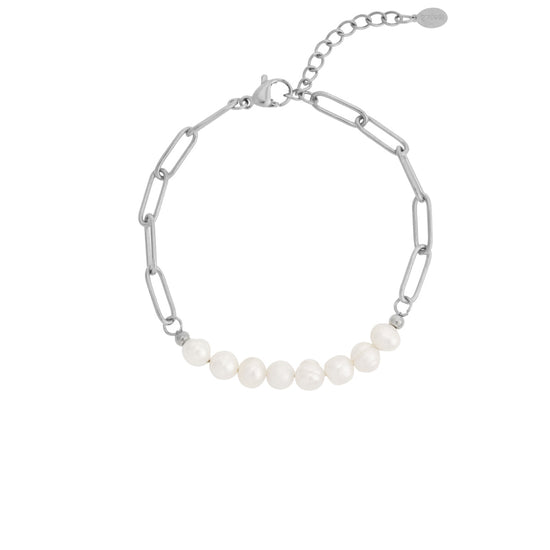 Silbernes Edelstahl Armband mit großen Kettengliedern und aneinander gereihten weißen Süßwasserperlen.