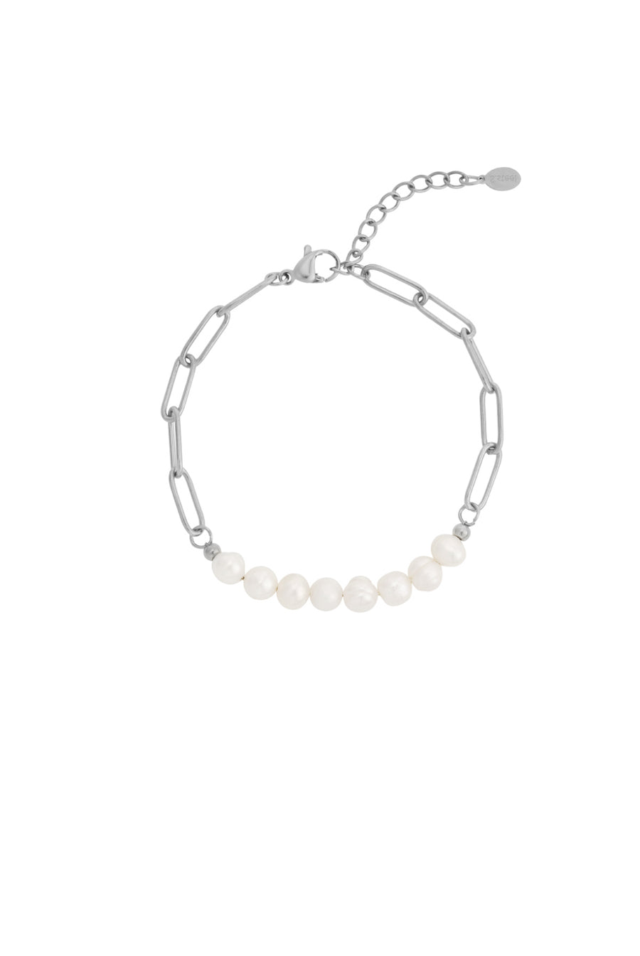Silbernes Edelstahl Armband mit großen Kettengliedern und aneinander gereihten weißen Süßwasserperlen.