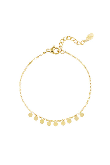 Goldenes feines Armband mit feinen kleinen Goldplättchen.