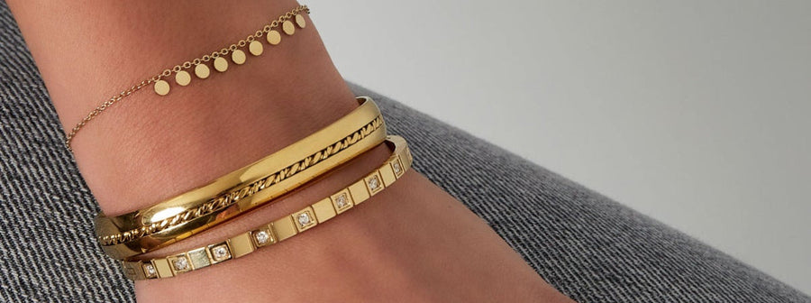 Goldenes feines Armband mit feinen kleinen Goldplättchen.