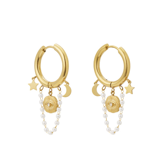 Edelstahl Creolen mit klienen Anhängern in Form von Mond, Stern und einer kleinen Perlenkette mit weißen Perlen und einem Nazar Auge in goldener Farbe.