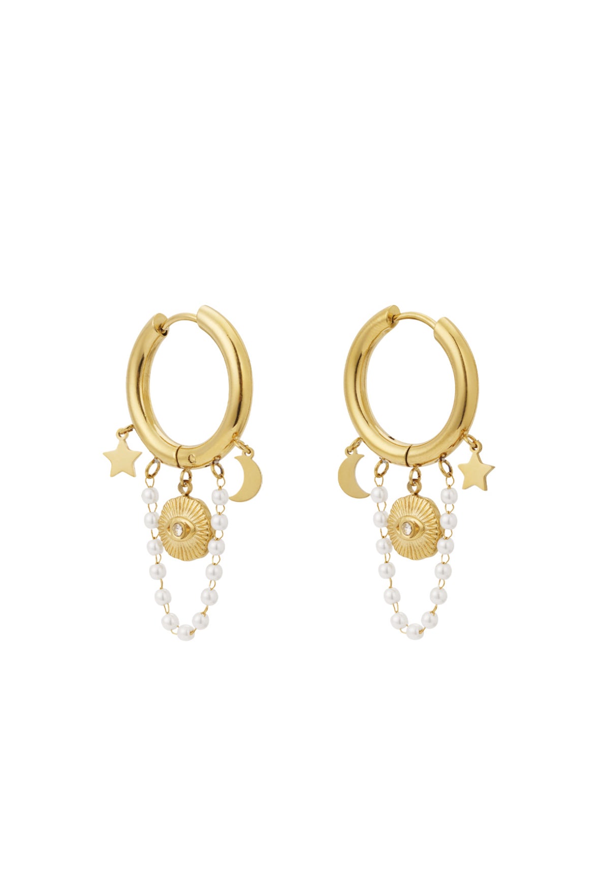 Edelstahl Creolen mit klienen Anhängern in Form von Mond, Stern und einer kleinen Perlenkette mit weißen Perlen und einem Nazar Auge in goldener Farbe.