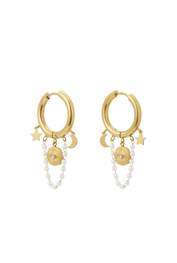 Edelstahl Creolen mit klienen Anhängern in Form von Mond, Stern und einer kleinen Perlenkette mit weißen Perlen und einem Nazar Auge in goldener Farbe.