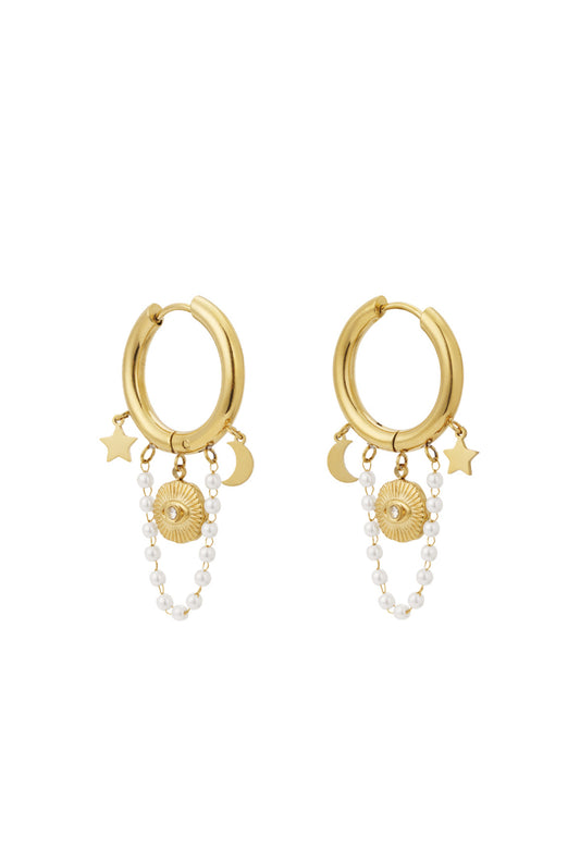 Edelstahl Creolen mit klienen Anhängern in Form von Mond, Stern und einer kleinen Perlenkette mit weißen Perlen und einem Nazar Auge in goldener Farbe.