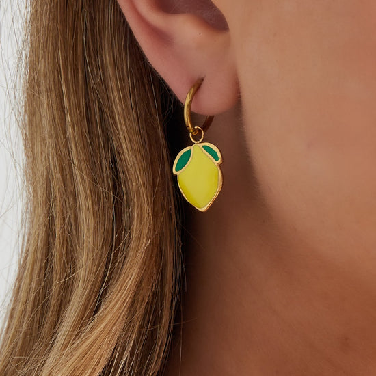 Goldene Edelstahlvcreolen mit gelb grünen Zitronen Anhänger.