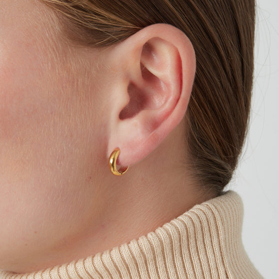 Kleine feine Edelstahl Creolen in glänzender Optik in goldener Farbe.