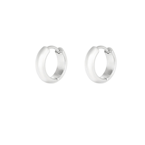 Kleine feine Edelstahl Creolen in glänzender Optik in silberner Farbe.