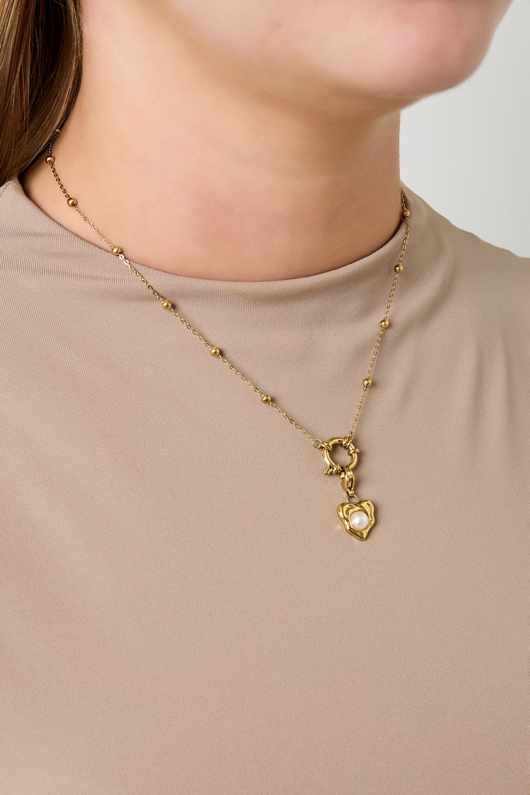 Feine goldenen Edelstahl Halskette mit einzelnen kleinen Kugeln und großem Ring, um Charms dran zu hängen.