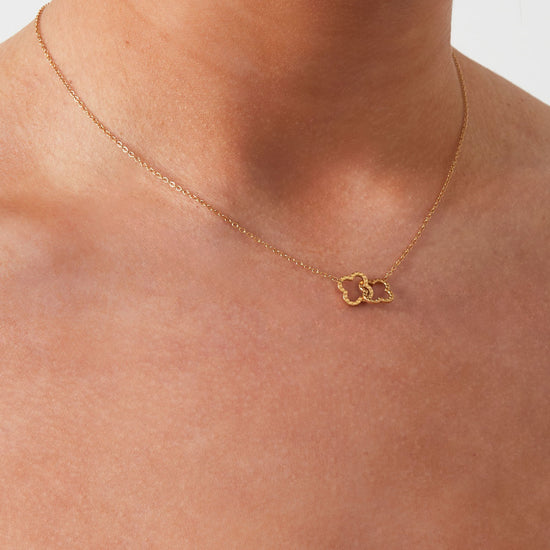 Goldene Edelstahl Halskette mit zwei verbundenen Kleeblättern.