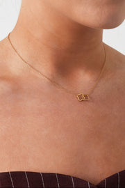 Goldene Edelstahl Halskette mit zwei verbundenen Kleeblättern.
