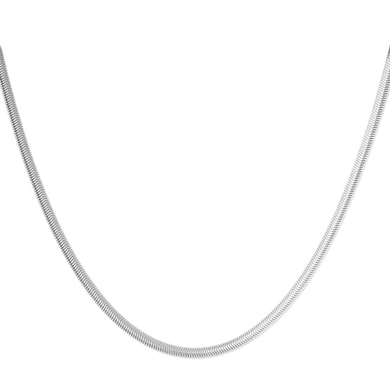 Flache silberne Halskette in Schlangenketten Design. 
