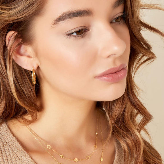 Filigrane feine Edelstahl Halskette mit Blumen und Kleeblättern und Herz in Gold.