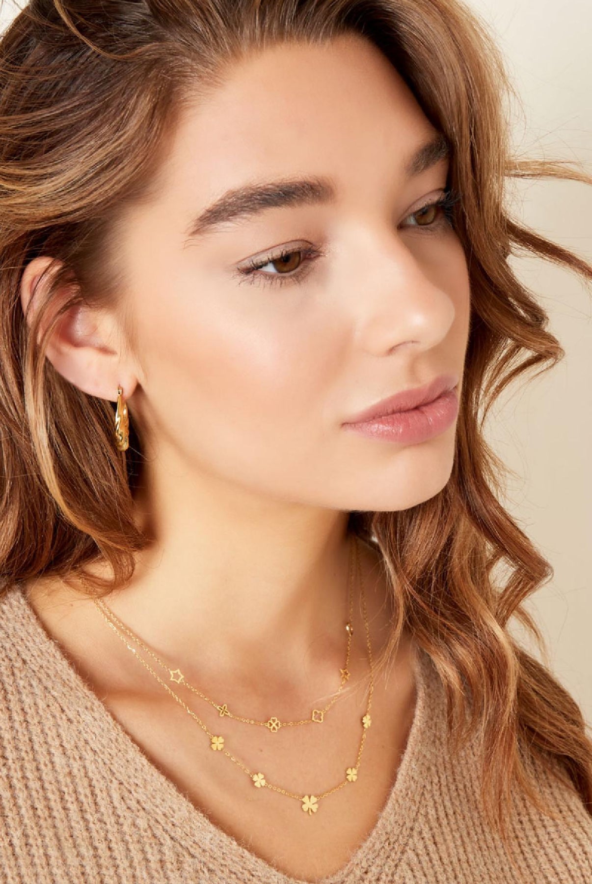 Filigrane feine Edelstahl Halskette mit Blumen und Kleeblättern und Herz in Gold.