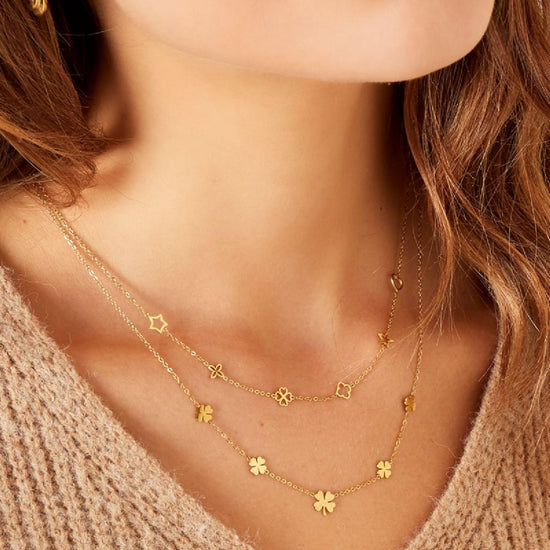 Filigrane feine Edelstahl Halskette mit Blumen und Kleeblättern und Herz in Gold.