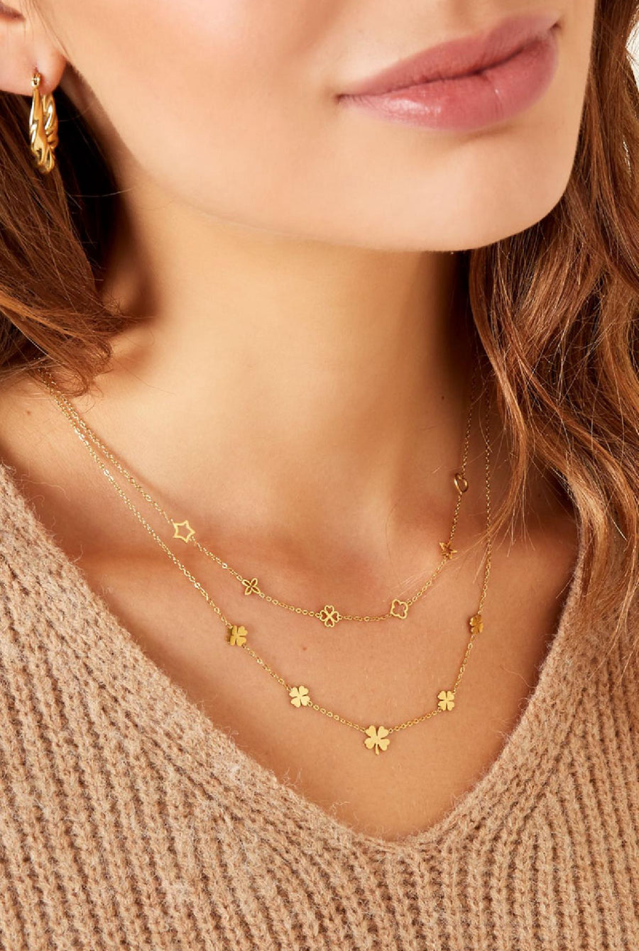 Filigrane feine Edelstahl Halskette mit Blumen und Kleeblättern und Herz in Gold.