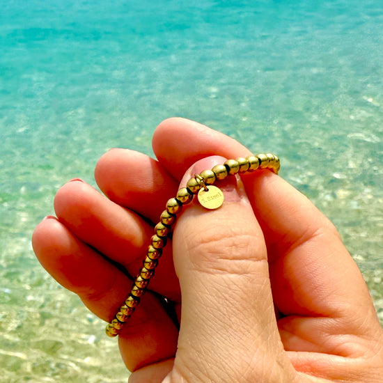 Goldenes Edelstahl Kugelarmband mit Gummizug.