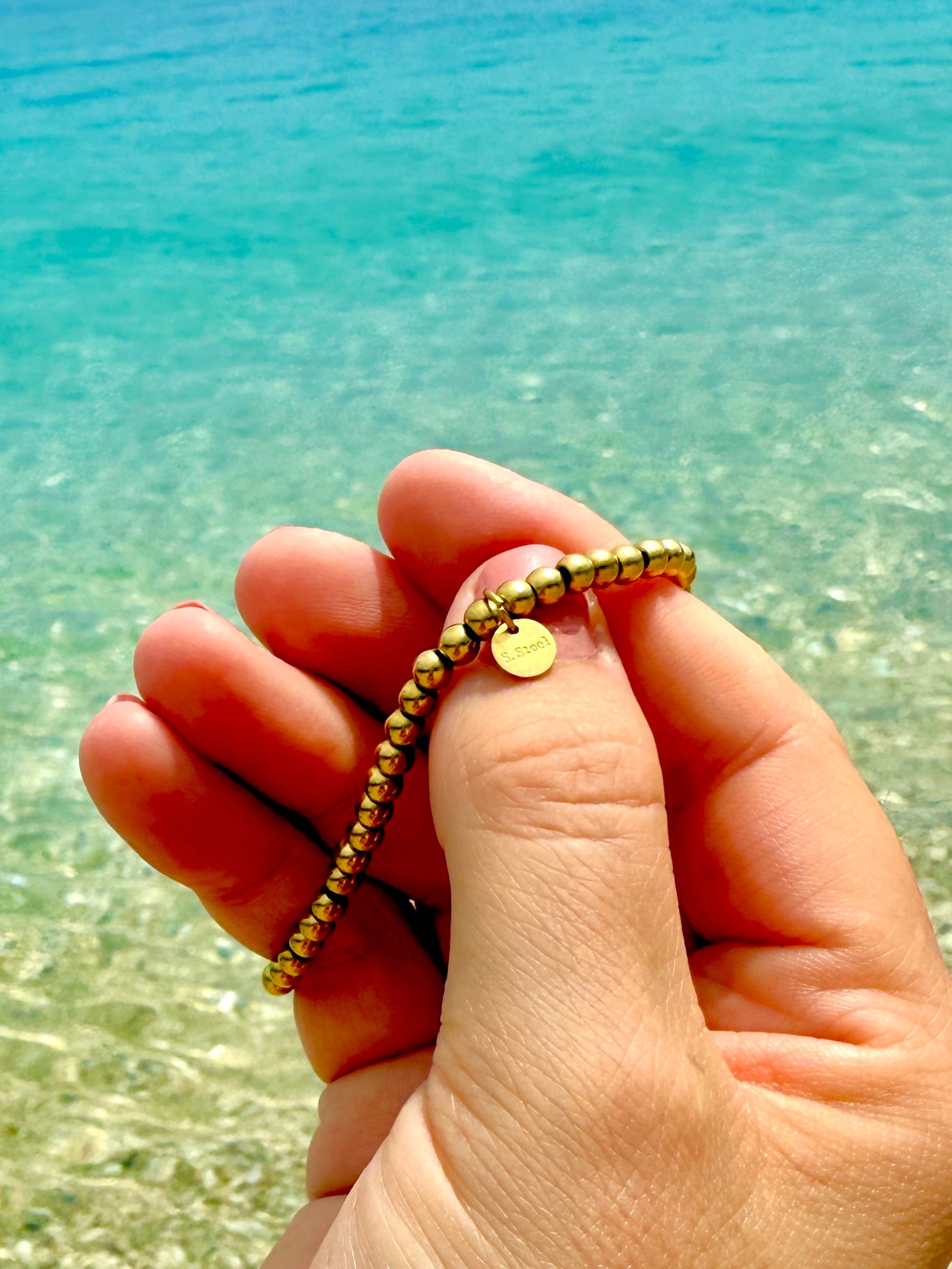 Goldenes Edelstahl Kugelarmband mit Gummizug.