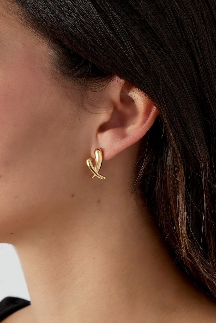 Feine goldene Ohrstecker im gekreuzten Design.