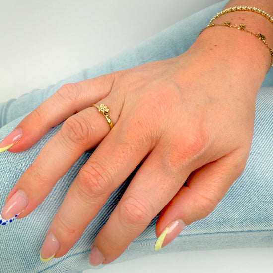 Goldener Edelstahlring mit aufgesetzter Biene.