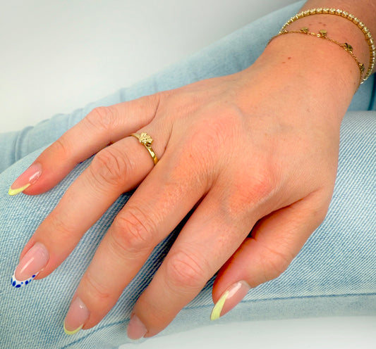 Goldener Edelstahlring mit aufgesetzter Biene.