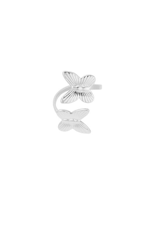 Silberner Ring mit zwei Schmetterlingen.