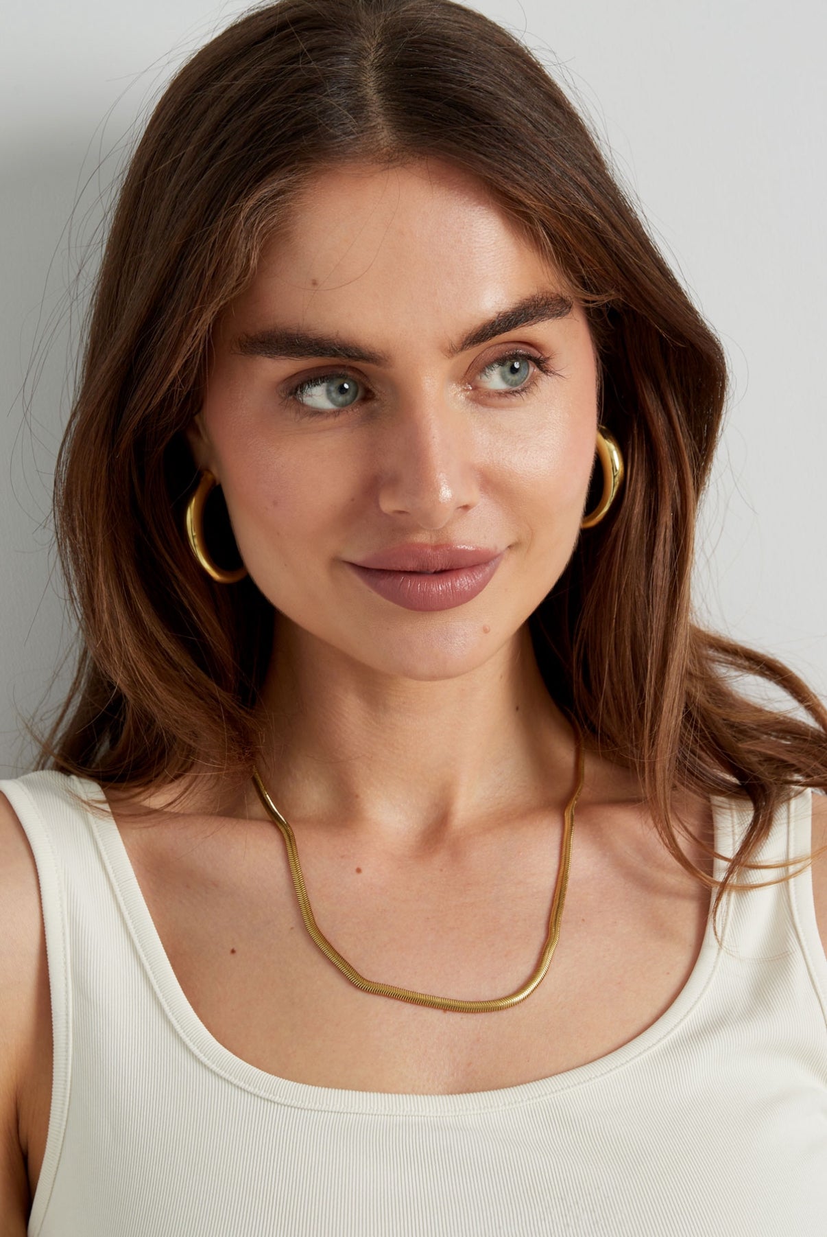 Flache goldene Halskette in Schlangenketten Design. 