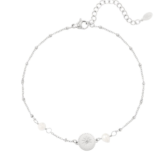 Feines Edelstahl Fußkettchen mit Süßwasserperlen und Anhänger mit integriertem Zirkoniastein in silber.