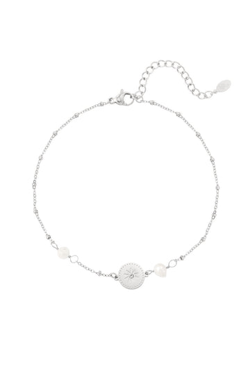 Feines Edelstahl Fußkettchen mit Süßwasserperlen und Anhänger mit integriertem Zirkoniastein in silber.