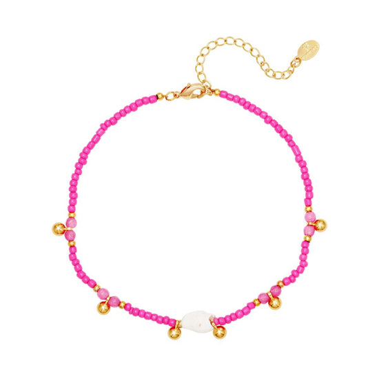 Süßes Fußkettchen bestehend aus Perlen und Muschel und hängenden goldenen Edelstahl Perlen.