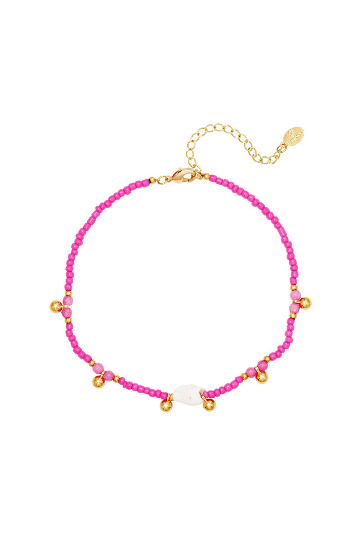 Süßes Fußkettchen bestehend aus Perlen und Muschel und hängenden goldenen Edelstahl Perlen.