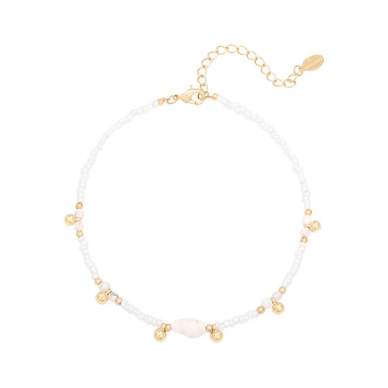 Süßes Fußkettchen bestehend aus Perlen und Muschel und hängenden goldenen Edelstahl Perlen.