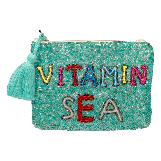 Geldbeutel mit türkisen Perlen besetzt, bunte Perlen mit Schrftzug Vitamin Sea und türkisem Wimpel an Reißverschluss.