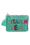 Geldbeutel mit türkisen Perlen besetzt, bunte Perlen mit Schrftzug Vitamin Sea und türkisem Wimpel an Reißverschluss.