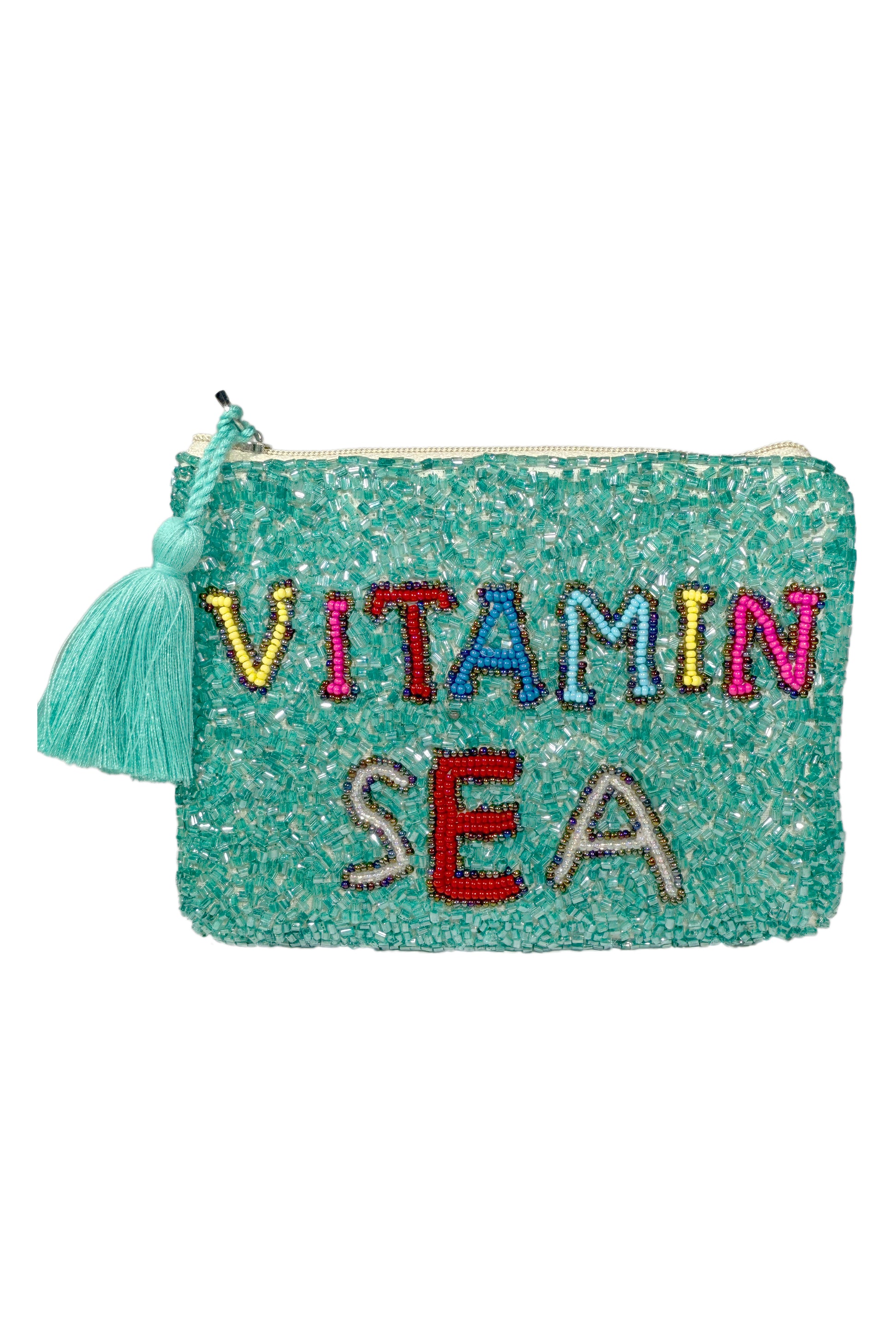 Geldbeutel mit türkisen Perlen besetzt, bunte Perlen mit Schrftzug Vitamin Sea und türkisem Wimpel an Reißverschluss.