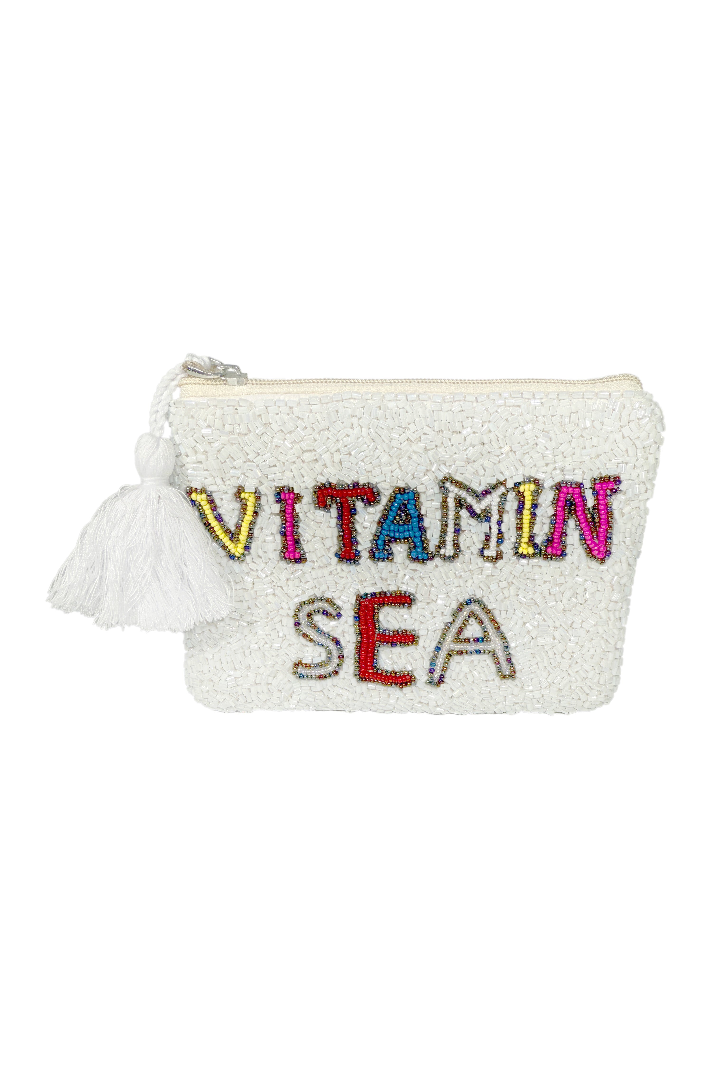 Geldbeutel mit weißen Perlen besetzt, bunte Perlen mit Schrftzug Vitamin Sea und weißem Wimpel an Reißverschluss.