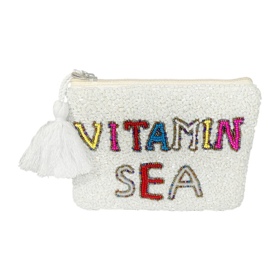 Geldbeutel mit weißen Perlen besetzt, bunte Perlen mit Schrftzug Vitamin Sea und weißem Wimpel an Reißverschluss.