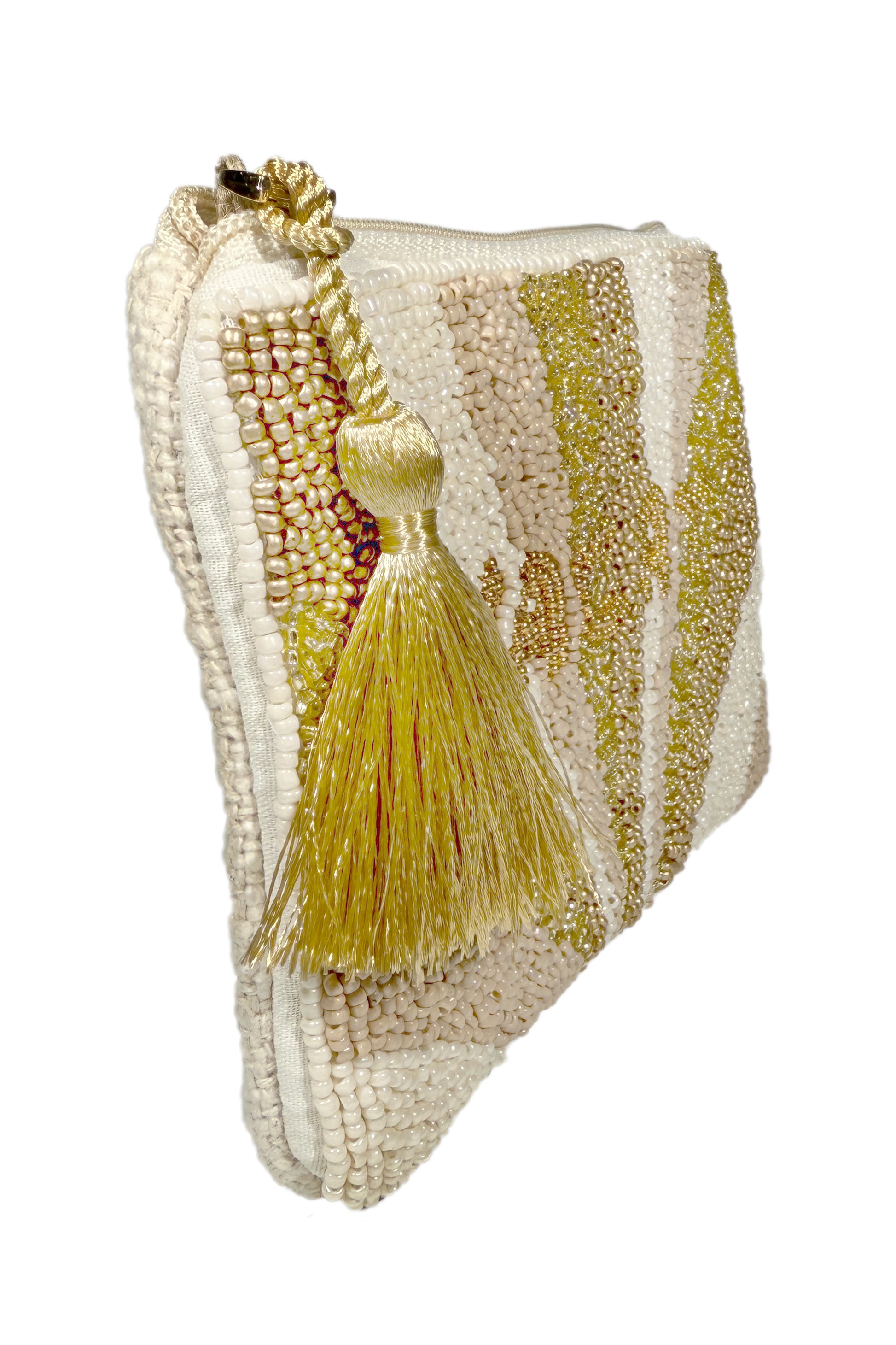 Geldbörse, die mit Perlen besetzt ist mit der Aufschrift Vacay und einem Wimpel am Reißverschluss in der Farbe beige.