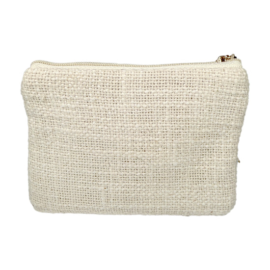 Geldbörse, die mit Perlen besetzt ist mit der Aufschrift Vacay und einem Wimpel am Reißverschluss in der Farbe beige.