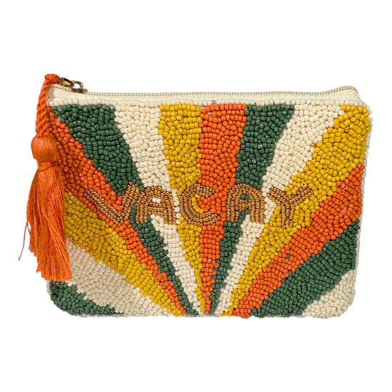 Geldbörse, die mit Perlen besetzt ist mit der Aufschrift Vacay und einem Wimpel am Reißverschluss in der Farbe Orange Olive Grün.