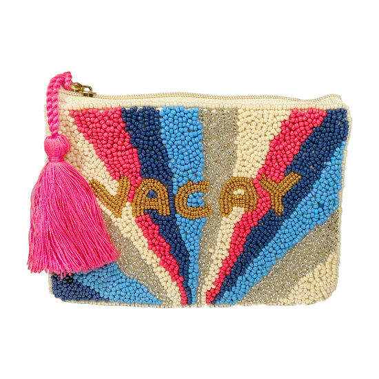 Geldbörse, die mit Perlen besetzt ist mit der Aufschrift Vacay und einem Wimpel am Reißverschluss in der Farbe Pink Blau.