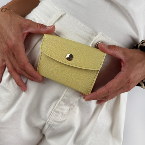 Mini Lederwallet aus echtem Leder mit silbriger Innenausstattung mit Druckknopf.