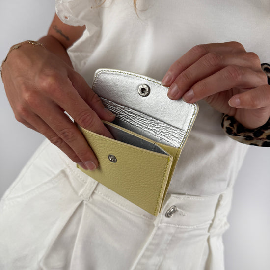 Mini Lederwallet aus echtem Leder mit silbriger Innenausstattung mit Druckknopf.