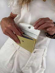 Mini Lederwallet aus echtem Leder mit silbriger Innenausstattung mit Druckknopf.