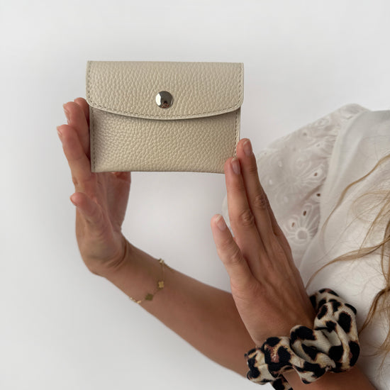 Mini Lederwallet aus echtem Leder mit silbriger Innenausstattung mit Druckknopf.