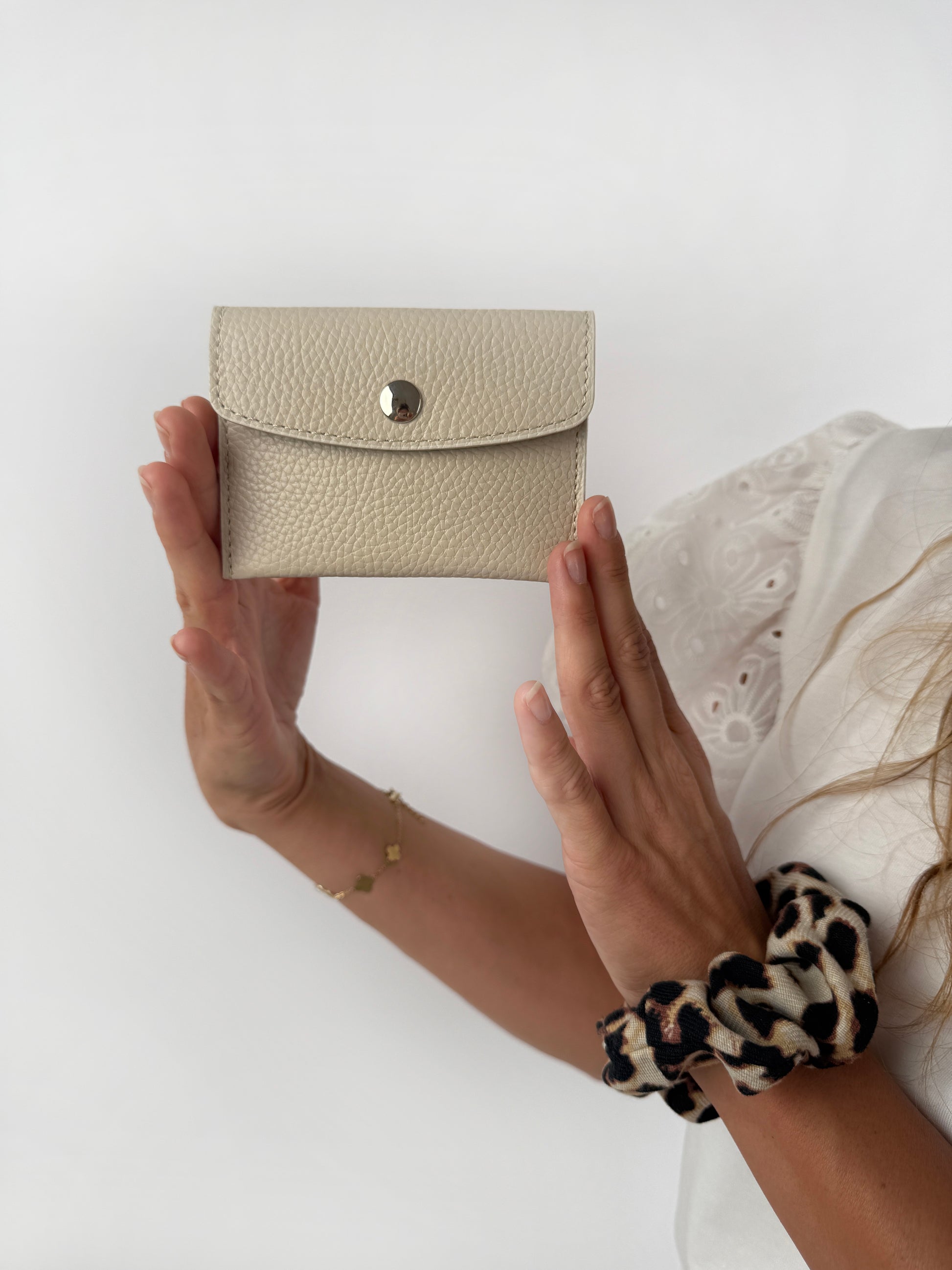 Mini Lederwallet aus echtem Leder mit silbriger Innenausstattung mit Druckknopf.