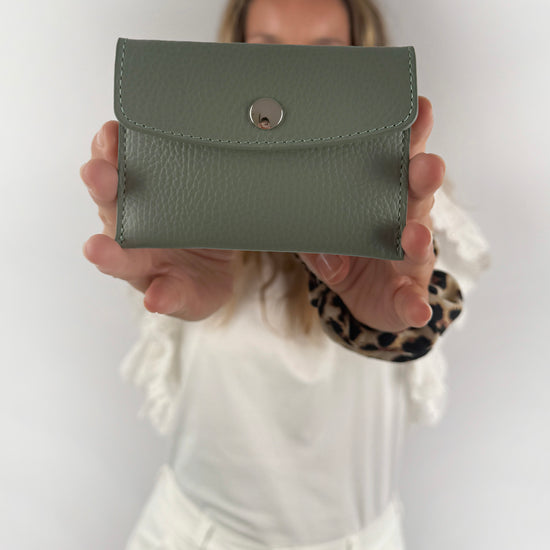 Mini Lederwallet aus echtem Leder mit silbriger Innenausstattung mit Druckknopf.